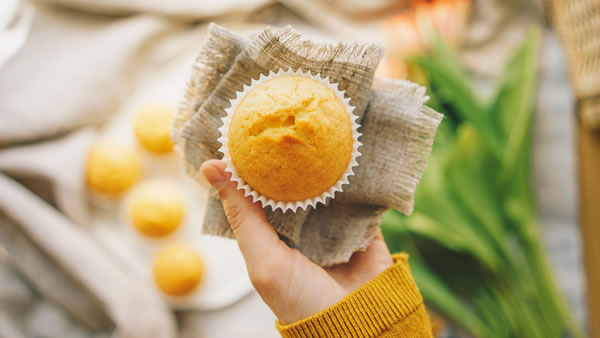 bolinho laranja na mão