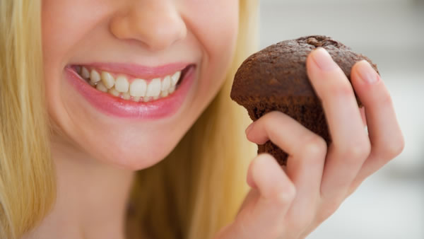 moça segurando bolinho